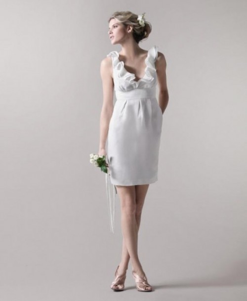 a simple and romantic short wedding dress with a ruffle neckline, no sleeves is a very chic and casual idea for a beach