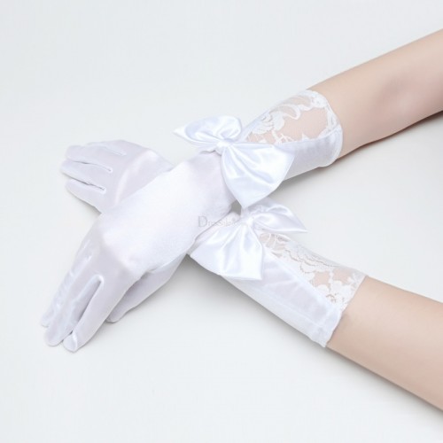 white plain gloves with lace inserts and bows are amazing for a refined and formal bridal look in any season