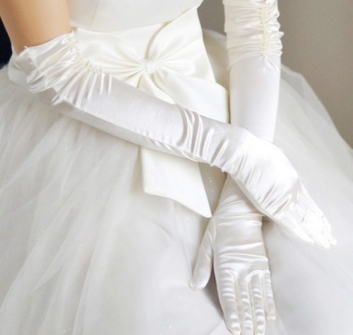 long white plain gloves are traditional and can spruce up any bridal look, from a vintage to a modern refined one