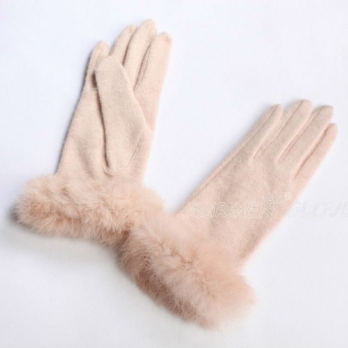 blush gloves with faux fur are ideal for a winter bride who wants to add warmth and cuteness to the look