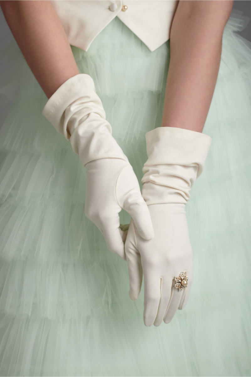 Plain wide ivory fabric long gloves and a ring over them for a hot and trendy look inspired by the vintage classics