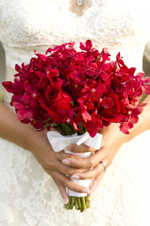 a hot red wedding bouquet with a neutral wrap and a bow is a lovely idea for a bright and colorful summer wedding