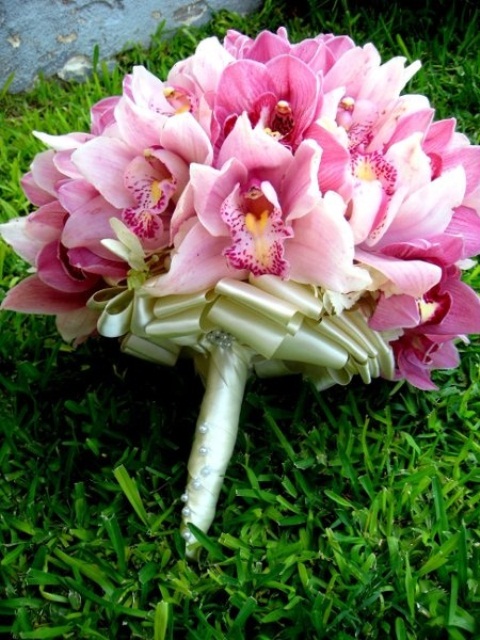 a pink and light pink wedding bouquet of light green ribbon wrap is a cool solution for a spring or summer wedding