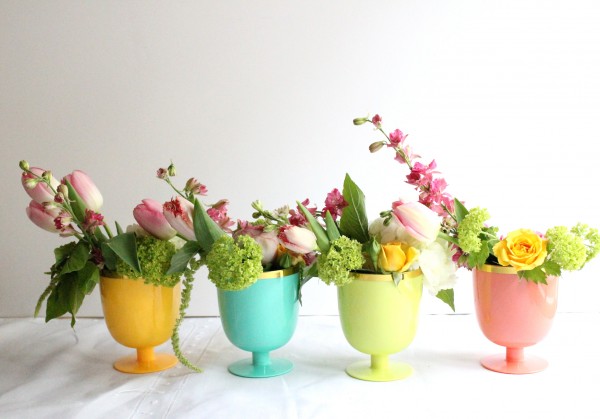 simple spring flowers centerpieces (via valleyandcolifestyle)