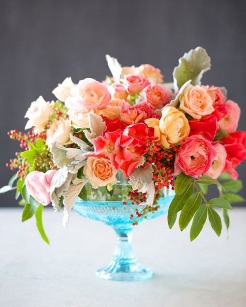 roses and ranunculi centerpiece (via swoonedmagazine)