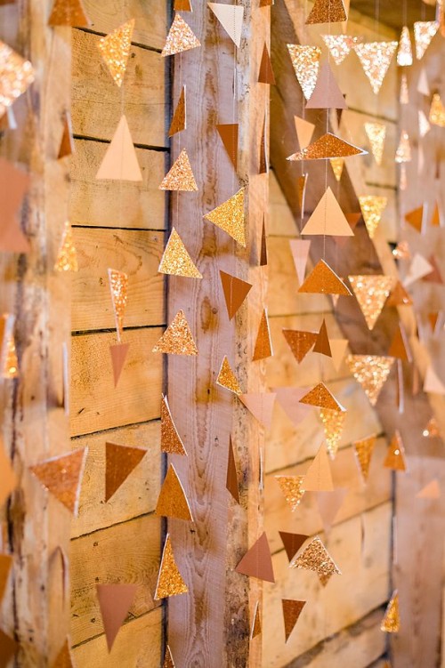 a shiny gold glitter triangle wedding backdrop is a lovely idea for a fall wedding, they can be rocked for all other seasons, too