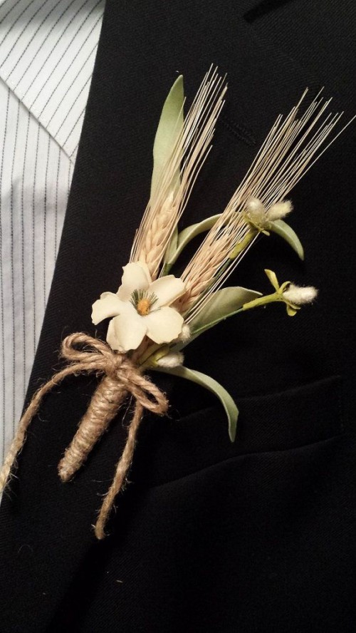 a rustic fall wedding boutonniere with spikes, a bloom, some fluffs and a twine bow is a stylish and cool idea