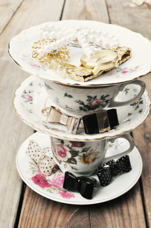 jewelry stand of vintage cups (via shelterness)