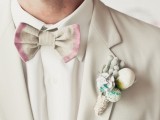 a neutral suit, a tie dye grey and pink bow tie and a snowy boutonniere for a chic and delicate groom’s look