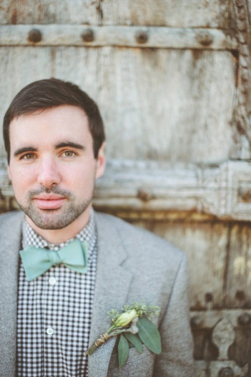 a grey woolen suit, a plaid shirt and a minty bow tie for a relaxed and a bit rustic groom's look