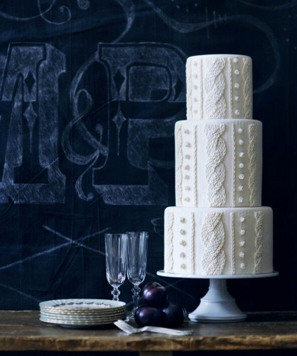 A white cable knit wedding cake is a fantastic idea for a winter or Christmas wedding, it looks cozy and lovely