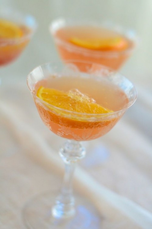 orange punch with citrus is a lovely idea for a beach wedding in bright colors, it can be a nice addition to support your wedding color scheme