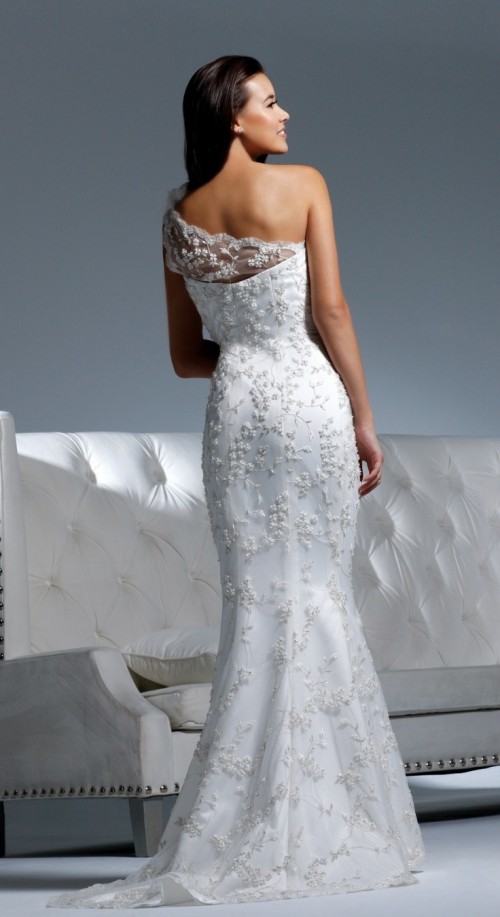 a catchy one shoulder lace mermaid wedding dress with a small train is a very romantic and girlish solution for a wedding