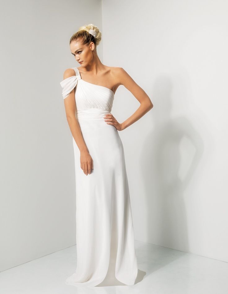 a minimalist one shoulder plain wedding dress with a small detail on the shoulder and a small train is a catchy idea for a minimalist bride
