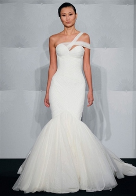 a modern and bold one shoulder mermaid wedding dress with a sweetheart neckline and a ribbon on the shoulder is a fantastic idea for a modern and glam bride