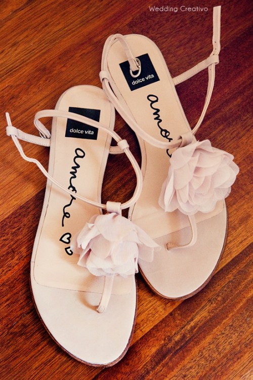 flat neutral wedding sandals with pink fabric flowers and straps are a veyr comfy solution with a cute girlish touch
