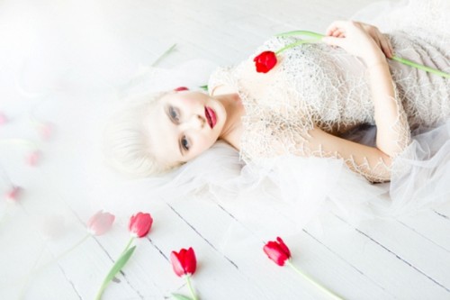 Contemporary Snow White Winter Wedding Inspiration