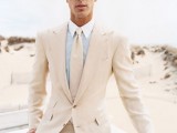 a creamy suit, a light blue shirt and a creamy tie for an elegant and chic beach groom’s look