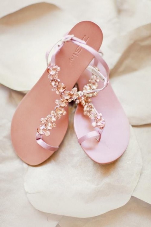 flat wedding sandals with cognac and white rhinestones for a more delicate look