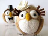 fun and cute felt owls dressed like a groom and a bride will be cool decorations or even wedding cake toppers