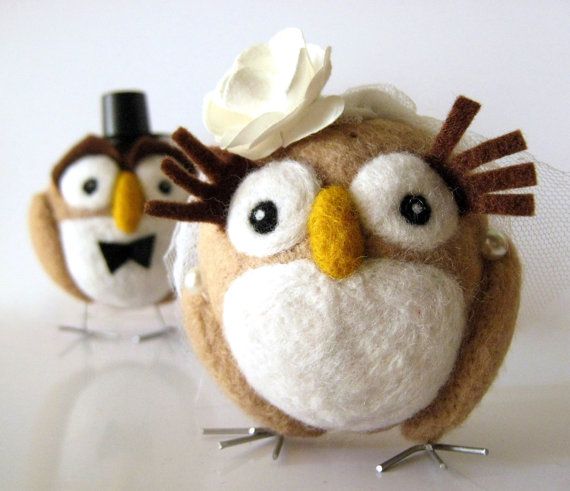 Fun and cute felt owls dressed like a groom and a bride will be cool decorations or even wedding cake toppers