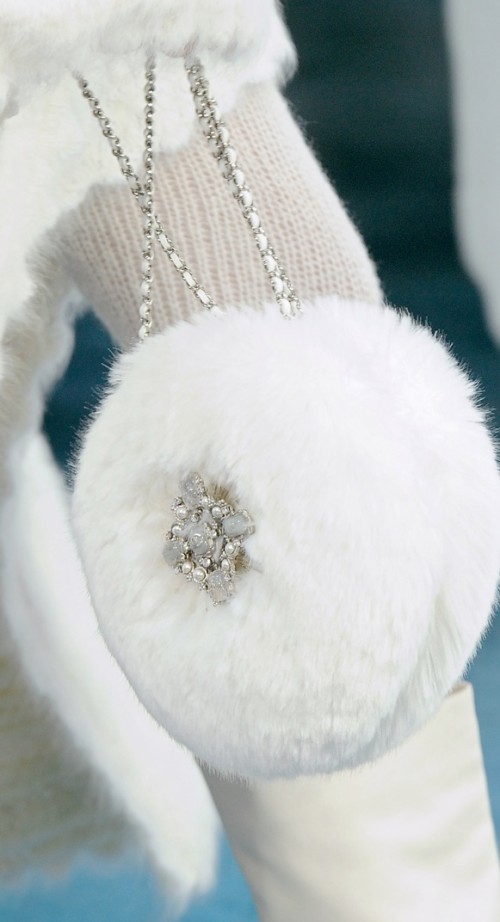 Cool Ideas To Use Fur For Your Wedding