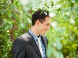 a simpel retro groom’s look with a graphite grey suit, a blue checked shirt and a yellow tie