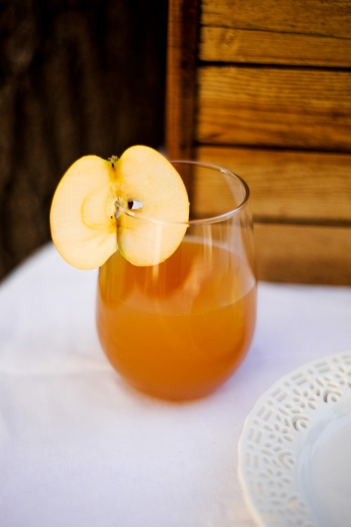 apple cider topped with a slice of fresh apple is a cool signature drink for your bridal shower
