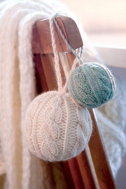 knit blankets and knit balls can decorate the aisle benches or just chairs in the reception space and make it cooler and cozier