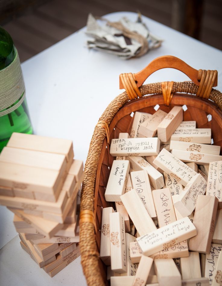 A basket with wooden slabs is a creative and cool idea for a rustic fall wedding