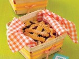 boxes with berry pies and plaid towels are nice and tasty wedding favors that you can enjoy anytime