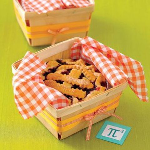 boxes with berry pies and plaid towels are nice and tasty wedding favors that you can enjoy anytime