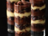 chocolate desserts in tall glasses with creamy touches and chocolate bubbles are a refined and cool wedding dessert to try