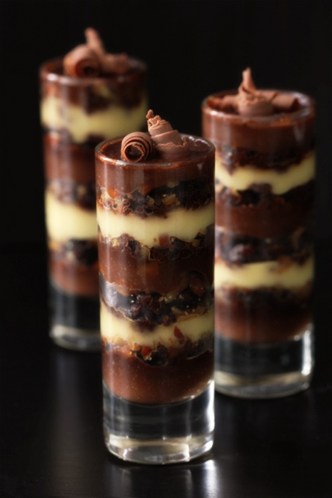 chocolate desserts in tall glasses with creamy touches and chocolate bubbles are a refined and cool wedding dessert to try