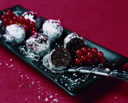serve delicious truffles with berries at your wedding and make your guests happy with these refined treats