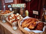 a bakery bar with lots of buns, pastries and cookies is ideal for the fall, it will make everyone feel cozy