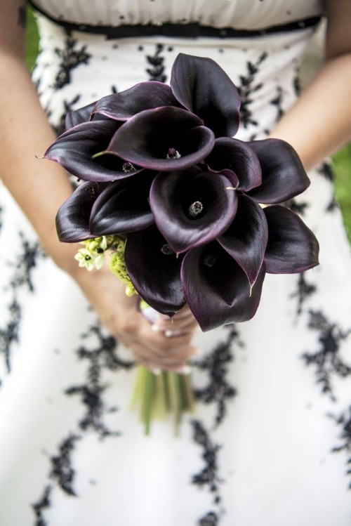 a refined deep purple calla wedding bouquet is a timeless and chic idea for a Halloween wedding