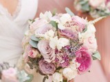dot the wedding bouquets with mauve blooms to make them look more delicate, chic and romantic