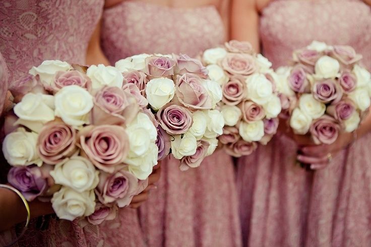 Wedding bouquets of white and mauve roses for a chic and stylish look at the wedding