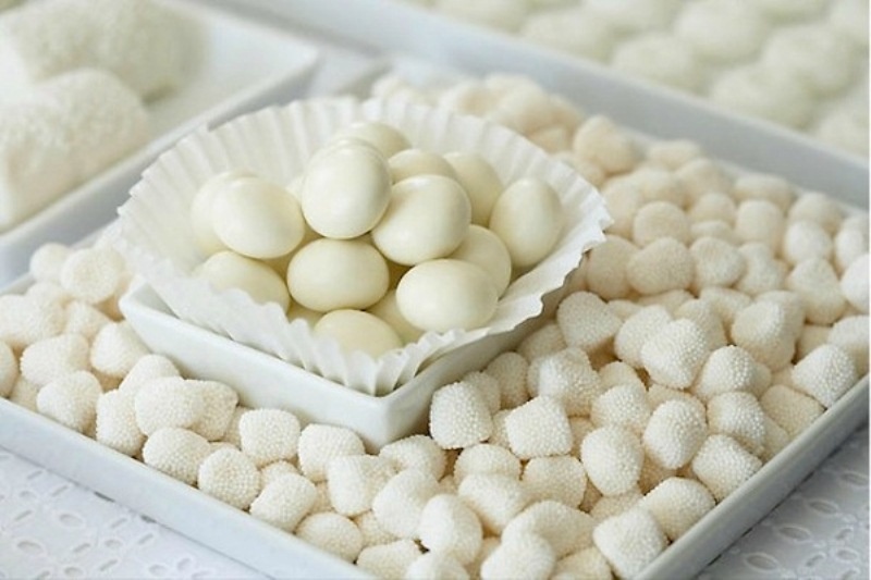 nuts in white chocolate and candies in white will give your dessert table a cool and bold look