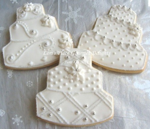 cake-shaped cookies with white icing are stylish and refined for a winter wedding