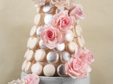 a refined and chic alternative to a wedding cake – a wedding macaron tower composed of gold, silver and creamy macarons decorated with fresh and sugar blooms