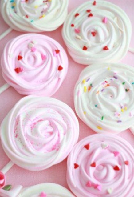 meringue swirls topped with colorful confetti are lovely wedding desserts to rock, they look heavenly cute