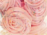 pink meringue roses topped with colorful confetti are delicious wedding favors or sweets for your wedding dessert table