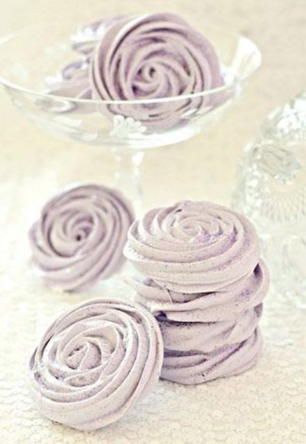 lilac meringue roses look decadent, sweet and very refined, they are amazing for a dessert table or as favors