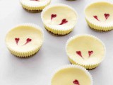 mini cherry cheesecakes with little hearts on top are amazing for a modern wedding and for a Valentine one