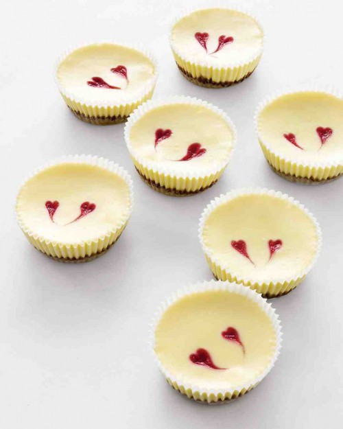 mini cherry cheesecakes with little hearts on top are amazing for a modern wedding and for a Valentine one