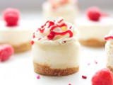 delicious mini berry cheesecakes with cream are amazing for a cool and modern wedding