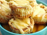 mini cheesecakes with cheese on top are tasty and are timeless for every wedding