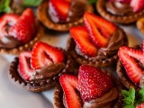 delicious mini tartlets with chocolate cream topped with strawberries are amazing, and this is a classic combo with a sophisticated feel
